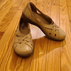 Clarks size 7 Evianna Peal in beige